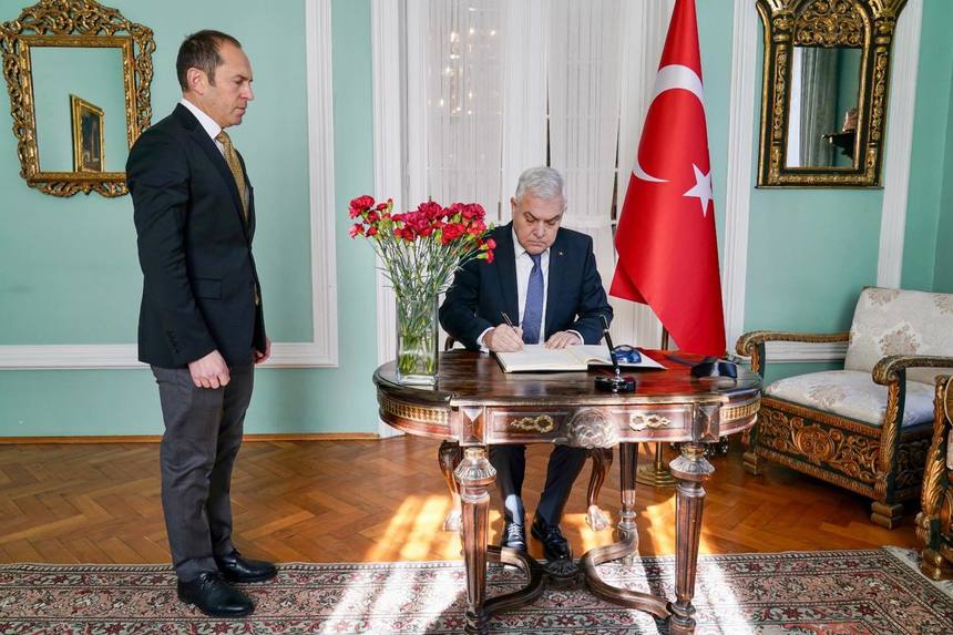 Ministrul Apărării a semnat în cartea de condoleanţe de la Ambasada Turciei:  Am transmis prietenilor turci şi familiilor îndoliate întreaga noastră solidaritate