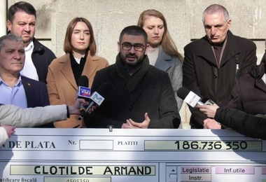 Liderul PSD Sector 1 o acuză pe Clotilde Armand că a plătit peste 186 milioane lei, anul trecut, unei companii de salubrizare despre care edilul afirma că reprezintă „mafia”
