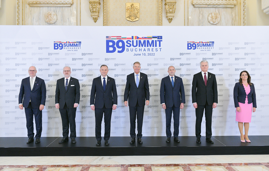 Preşedintele Klaus Iohannis participă miercuri, la Varşovia, la reuniunea extraordinară a Formatului Bucureşti 9 (B9), în contextul împlinirii unui an de la declanşarea războiului din Ucraina / Joe Biden şi Jens Stoltenberg, invitaţi ai reuniunii
