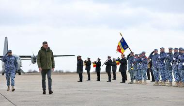 Marcel Ciolacu, la Baza 57 Aeriană Mihail Kogălniceanu: Români, americani, italieni şi francezi. Se antrenează împreună, fac misiuni împreună, mănâncă împreună / Este răspunsul comun al lumii libere şi democratice în faţa agresiunii unui tiran nebun