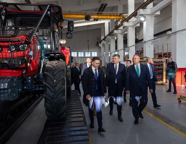 Ciucă, după o vizită la IRUM Reghin: Agricultura românească are nevoie de astfel de utilaje, iar Guvernul va sprijini în acest sens spiritul antreprenorial şi capitalul românesc, pentru că ne dorim ca exemplele de bune practici să se multiplice