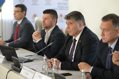 Comisia de apărare din Camera Deputaţilor, întâlnire cu o delegaţie parlamentară austriacă, pe tema aderării României la Spaţiul Schengen: A fost subliniată necesitatea de a continua discuţiile, pentru deblocarea situaţiei