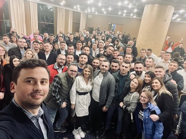 Petrecere TSD cu lăutari, manele şi dedicaţii pentru liderii formaţiunii, la Sinaia – Fost secretar general TNL: Au atins un nivel apocaliptic de slugărnicie / Petrecerea s-a încheiat doar cu intervenţia trupelor speciale - FOTO / VIDEO