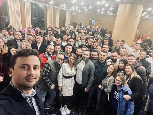 Petrecere TSD cu lăutari, manele şi dedicaţii pentru liderii formaţiunii, la Sinaia – Fost secretar general TNL: Au atins un nivel apocaliptic de slugărnicie / Petrecerea s-a încheiat doar cu intervenţia trupelor speciale - FOTO / VIDEO