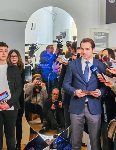 Consilierul - robot ION s-a întâlnit cu elevii din Colegiul Naţional Aurel Vlaicu din Bucureşti / Ministrul Burduja: Este important ca să fim cu toţii părinţii lui ION, să acceptăm că poate să facă şi greşeli, cum putem face şi noi