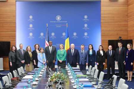 La cea de-a opta Reuniune a Dialogului Strategic între România şi SUA de la Bucureşti a fost adoptată o declaraţie comună privind întârirea parteneriatului bilateral şi sprijinirea Ucrainei