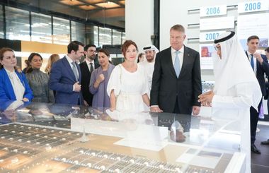Iohannis a vizitat Masdar City, oraş axat pe asigurarea unui grad ridicat de sustenabilitate, ca proiect de dezvoltare urbană /Preşedintele a remarcat că o tranziţie verde de succes presupune investiţii în educaţie şi personal calificat - FOTO, VIDEO