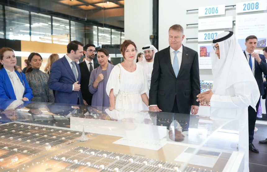 Iohannis a vizitat Masdar City, oraş axat pe asigurarea unui grad ridicat de sustenabilitate, ca proiect de dezvoltare urbană /Preşedintele a remarcat că o tranziţie verde de succes presupune investiţii în educaţie şi personal calificat - FOTO, VIDEO