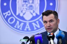 Stroe: Politica nu are ce să caute în sport. Sper de aceea că ştirea cum că UEFA ar fi fost de acord ca Ungaria să folosească la fotbal un drapel cu însemne revizioniste să fie inventată sau o lansată artificial de nişte minţi înflăcărate