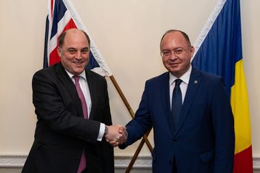Ministrul Bogdan Aurescu, întrevedere cu secretarul de stat pentru apărare al Regatului Unit, Ben Wallace: Cei doi miniştri au abordat aspectele prioritare pe agenda NATO, fiind subliniată importanţa consolidării prezenţei Aliate pe Flancul Estic