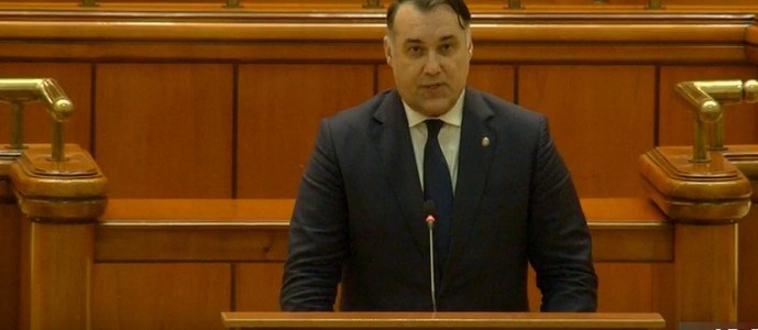 Deputatul Andi Gabriel Grosaru, în plenul Parlamentului: Stimaţi colegi deputaţi şi senatori, îmi anunţ pe această cale candidatura pentru preşedinţia României