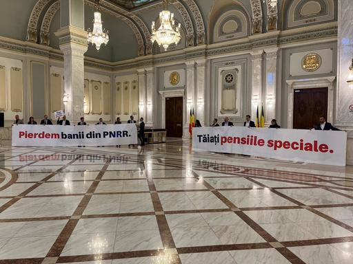 Protest USR la Senat faţă de menţinerea pensiilor speciale 
