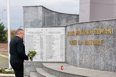 Ciucă, mesaj de Ziua NATO în România: Intrarea în NATO şi modernizarea României, ulterior integrarea în UE şi atragerea investiţiilor şi a noii bunăstări, s-au făcut pe sacrificiul generos al militarilor români prezenţi în teatrele de operaţii