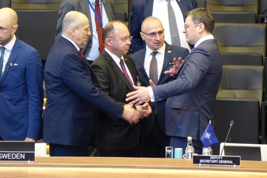 

Aurescu, la reuniunea Comisiei NATO-Ucraina de la Bruxelles - Au fost abordate necesităţile de sprijin ale autorităţilor de la Kiev şi populaţiei ucrainene, cu relevanţă şi pentru pregătirile aliate în curs pentru Summitul NATO de la Vilnius 