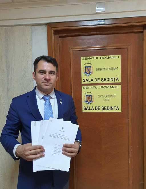 Ştefan Pălărie (USR): În orice ţară civilizată, educaţia înseamnă dialog, sub nicio formă dictatură. Doamnei ministru i-a luat mai mult de şase luni să găsească instituţia Parlamentului şi să intre într-o formă de dialog instituţional cu noi