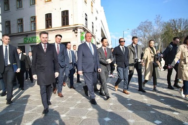 Nicolae Ciucă: Nu s-a discutat despre concedieri masive / Am solicitat ca la nivelul fiecărui ordonator de credite să se ia măsuri astfel încât cheltuielile să fie mai chibzuite
