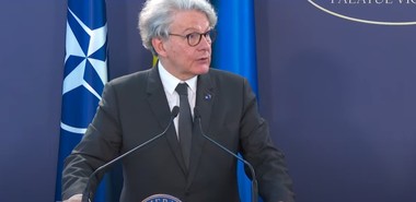 Comisarul pentru Piaţă Liberă: Am încredere că România va putea să joace un rol şi mai important în industria de apărare / Vom construi scutul cibernetic, dar pentru asta trebuie să avem competitivitate