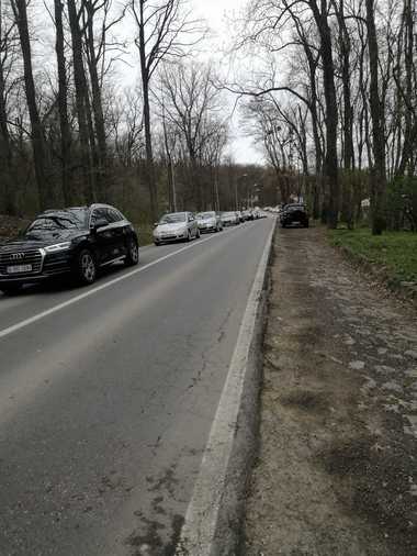 Un deputat USR cere măsuri urgente pentru a rezolva problema aglomeraţiei pe drumul către Aeroportul Iaşi: Traficul creşte, pasagerii vor fi nevoiţi să meargă pe jos/ Director aeroport: Se fac demersuri pentru un nou drum