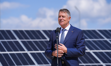 Klaus Iohannis: Comasarea alegerilor este o variantă posibilă constituţional / Nu e posibil să aducem parlamentarele mai aproape, însă e posibil să fie amânate localele / Dacă nu aduce nimic nici pentru cetăţean, nici pentru partide, nu trebuie făcut