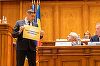 Moţiunea simplă împotriva ministrului Agriculturii - Petre Daea a venit cu un jurnal în care şi-a consemnat activitatea zilnică la Minister / Deputaţii AUR au protestat cu pancarte şi bannere în plen