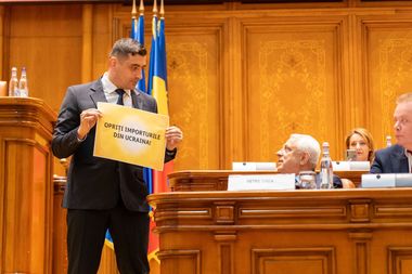 Moţiunea simplă împotriva ministrului Agriculturii - Petre Daea a venit cu un jurnal în care şi-a consemnat activitatea zilnică la Minister / Deputaţii AUR au protestat cu pancarte şi bannere în plen