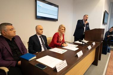 Comisia pentru turism din Senat, consultări cu mediul de afaceri privind acordarea de vouchere de vacanţă în privat/ Gorghiu: Se elimină inechitatea între salariaţii din sistemul public şi cei din privat, se încurajează încheierea de contracte de muncă
