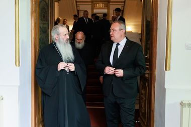Premierul Ciucă s-a întâlnit cu IPS Teofan, mitropolitul Moldovei şi Bucovinei: Preocuparea pentru oameni este parte a învăţăturilor creştine, fibră a poporului român, care a avut înţelepciunea şi priceperea să aibă grija aproapelui