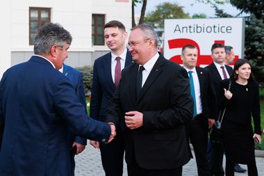 Ciucă: Industria farmaceutică este strategică pentru sănătatea populaţiei, cât şi pentru sistemul naţional de apărare, iar compania Antibiotice Iaşi a susţinut constant în acest sens politicile publice ale Guvernului