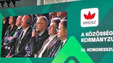 REPORTAJ - Congresul UDMR de la Timişoara, cu ”săgeţi” către Dominic Fritz, aplauze şi maşinăria care scoate poze la minut - FOTO