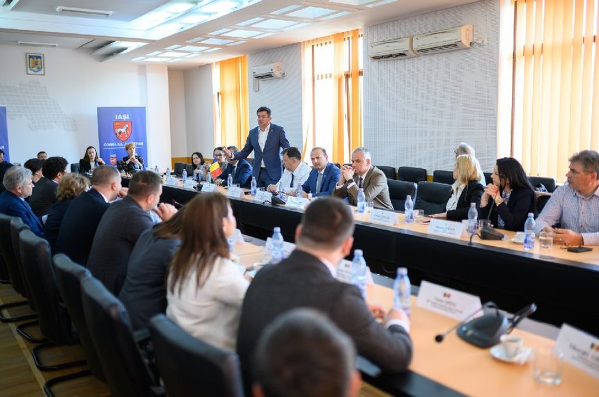 Şedinţă comună la Iaşi a Comisiei pentru Transporturi din Senatul României şi a Comisiei de Economie, Buget şi Finanţe din Parlamentul Republicii Moldova. Discuţiile au vizat construcţia de autostrăzi între cele două ţări