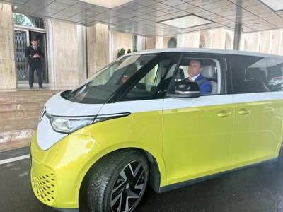 Ministrul Mediului: Susţinem achiziţia de maşini electrice prin Rabla Plus. Anul acesta vom lansa un program şi pentru microbuze electrice. Încurajăm transportul în comun, mersul pe bicicletă sau pe jos, nu doar în Vinerea Verde
