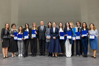 Prim-ministrul a înmânat premii olimpicilor de la Colegiul Naţional Petru Rareş şi de la Colegiul Naţional Roman Vodă, din judeţul Neamţ / Ciucă: Am convingerea că educaţia, alături de sănătate, trebuie să rămână pilonii pe care România se va dezvolta 