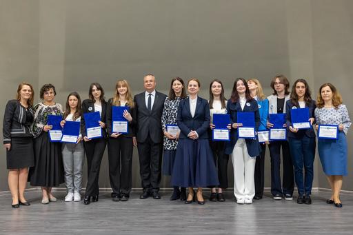 Prim-ministrul a înmânat premii olimpicilor de la Colegiul Naţional Petru Rareş şi de la Colegiul Naţional Roman Vodă, din judeţul Neamţ / Ciucă: Am convingerea că educaţia, alături de sănătate, trebuie să rămână pilonii pe care România se va dezvolta 
