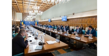 Ordonanţa privind măsurile de reducere a cheltuielilor ar putea să intre în transparenţă decizională, marţi / Reducere între 5 şi 7 miliarde de lei la buget, se taie 10% de la capitolul bunuri şi servicii / Angajările, blocate timp de un an - surse