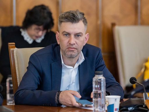 Cristian Ghinea: Ministrul Muncii, Marius Budăi, tocmai cumpără 60 de maşini pe procedură de urgenţă / Cristian Vasilcoiu: Unii care atunci când au guvernat nu au făcut altceva decât să scrie, la secret, un PNRR neaplicabil, scot acum fumigene