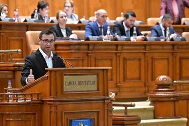 Vot pe reducerea birocraţiei în cazul proiectelor de producere a energiei electrice din resurse regenerabile, în Camera Deputaţilor: Se vor putea emite autorizaţii de construire şi fără documentaţii de amenajare a teritoriului şi de urbanism