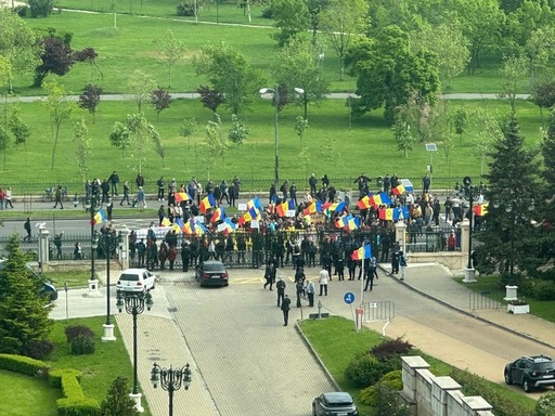 UPDATE - Patru persoane, sancţionate că l-au agresat pe Ludovic Orban în timpul mitingului organizat de AUR / O persoană – amenzi de 1.500 de lei pentru agresarea lui Csoma Botond / 45 de amenzi pentru participanţii la miting / Sesizare a procurorilor