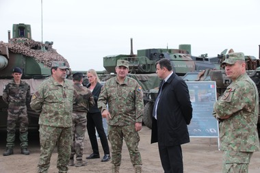 Delegaţie a Subcomisiei pentru Securitate şi Apărare din Parlamentul European, în România şi Republica Moldova / Primul popas – Cincu, la Grupul de luptă NATO / Eugen Tomac: Putin nu ne poate diviza

