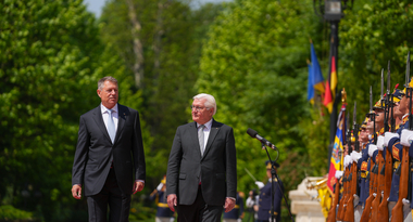Preşedinţii României şi Germaniei, în vizită la Sibiu – Au discutat cu reprezentanţii comunităţii germane şi vizitează un liceu cu predare în limba germană / Întâmpinaţi de Carmen Iohannis împreună cu un grup de elevi – VIDEO