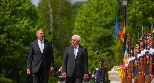 Preşedinţii României şi Germaniei, în vizită la Sibiu – Au discutat cu reprezentanţii comunităţii germane şi vizitează un liceu cu predare în limba germană / Întâmpinaţi de Carmen Iohannis împreună cu un grup de elevi – VIDEO