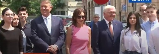 Preşedintele Klaus Iohannis, la Sibiu, către elevii soţiei sale: Vedeţi că până şi greva are ceva avantaje!