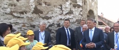Klaus Iohannis, întâmpinat la Cristian de un grup de copii care au cântat melodia „O lume minunată” /  ”Învăţaţi bine, că merită!”, le-a transmis preşedintele - FOTO
