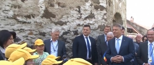 Klaus Iohannis, întâmpinat la Cristian de un grup de copii care au cântat melodia „O lume minunată” /  ”Învăţaţi bine, că merită!”, le-a transmis preşedintele - FOTO

