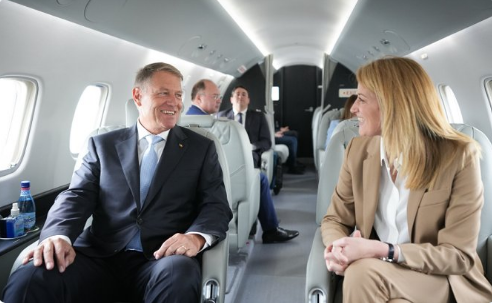 Preşedintele Klaus Iohannis şi preşedintele PE Roberta Metsola călătoresc împreună către R. Moldova, unde are loc al doilea summit al Comunităţii Politice Europene: Republica Moldova nu e singură - FOTO