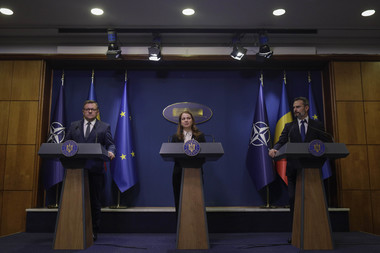 UPDATE - Budăi: Prin OUG s-au mărit, pe brut, cu 1.000 lei salariile tuturor cadrelor didactice şi pentru cele nedidactice cu 400 lei / Deca: Impactul bugetar - 2,16 miliarde lei / Cărbunaru: Negocierile s-au încheiat / Reacţia sindicatelor - DOCUMENT