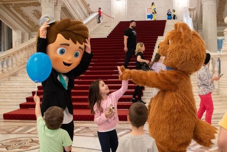 Peste 10.000 de copii au petrecut Ziua internaţională a Copiilor în grădinile Senatului / Camera Deputaţilor: Instituţia a putut fi vizitată de aproximativ 21.000 de copii şi însoţitorii lor