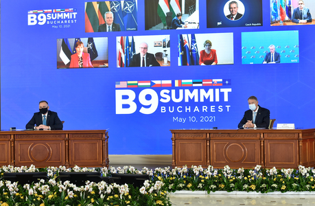 Preşedintele Klaus Iohannis participă marţi, la Bratislava, la Summitul Formatului Bucureşti 9 (B9) / Pe agendă, angajamentele de investiţii şi cheltuieli pentru apărare, sprijinul acordat Ucrainei şi Republica Moldova