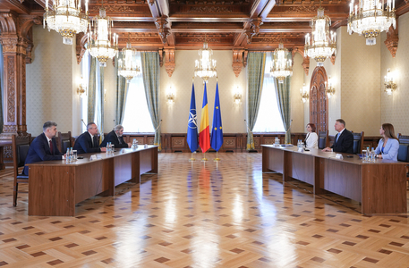 UPDATE - Consultări la Palatul Cotroceni / Iohannis: Ceea ce s-a început şi s-a discutat ca o soluţie pentru stabilitatea României continuă în parametrii planificaţi. De aceea suntem acum aici, ca să continuăm / Liderul AUR a venit cu un cadou - FOTO