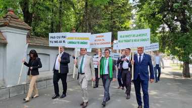 Parlamentarii Forţa Dreptei, protest în faţa Palatului Cotroceni, în timpul consultărilor pentru desemnarea premierului. Orban: Astăzi, Klaus Iohannis comite ultimul act de trădare, dând puterea pe mână caracatiţei PSD! - FOTO/ VIDEO