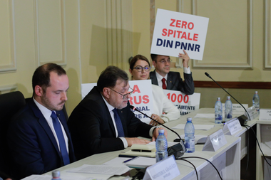 Aviz favorabil pentru Rafila la Ministerul Sănătăţii / Protest USR cu pancarte în timpul audierii sale în comisiile parlamentare. „Rafila a distrus Planul de combatere a cancerului”, „Zero spitale din PNRR”, printre mesajele afişate / USR anunţă moţiune
